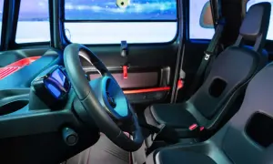 Interni Citroën Ami: volante, sedili neri e un display blu. Un'atmosfera futuristica per la mobilità urbana.