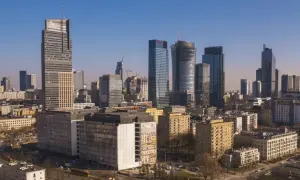 Warszawski krajobraz miejski z wieżowcami. Zastanawiasz się, jak zacząć inwestować w nieruchomości? To miejsce może być inspiracją.