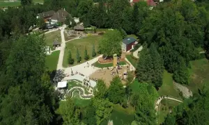 Wesołe miasteczko w Koninie oferuje mnóstwo atrakcji dla dzieci: zjeżdżalnie, wodny plac zabaw i ścieżki spacerowe wśród zieleni.