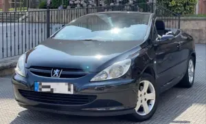 Svart Peugeot 307 CC cabriolet med taket nere. Solen reflekteras i vindrutan, kanske ett tecken på ett kommande peugeot 307 cc problem?