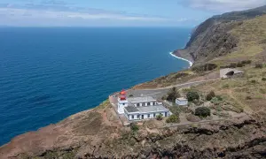 Leuchtturm am Ponta do Pargo, der dramatisch auf einer Klippe über dem blauen Ozean thront.