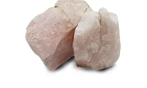 Dwa surowe, nieoszlifowane bryły prawdziwego kwarcu różowego o delikatnym, mlecznym odcieniu, z widocznymi naturalnymi inkluzjami.