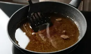 Zastanawiasz się, ile razy można smażyć frytki na tym samym oleju? Ten ciemny, mętny olej w patelni sugeruje, że był już wielokrotnie używany.