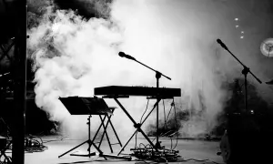 Scena z dymem, klawisze i mikrofony. Atmosfera jak z koncertu Pink Floyd, pełna tajemnic i historii.