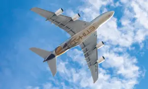 Ein Airbus A380 von Etihad Airways fliegt unter blauem Himmel mit Wolken. Diese Fluggesellschaft gehört zu den 60 sichersten Fluggesellschaften der Welt.