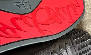 Czerwona podeszwa z logo Christian Louboutin i ćwieki na butach. Zastanawiasz się, ile kosztują buty Christiana Louboutina?