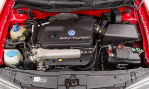 Silnik 20V-TURBO z logo VW. Choć nie jest to kei car, to serce tego czerwonego auta jest gotowe do drogi.