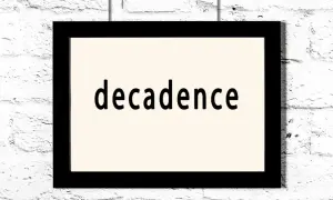 Czarno-biały obraz z napisem "decadence". Czy to dekadentyzm?