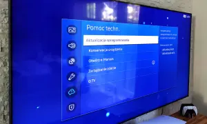 Menu pomocy technicznej telewizora z opcją "Aktualizacja oprogramowania". Dowiedz się, jak zaktualizować oprogramowanie telewizora, aby cieszyć się nowymi funkcjami.