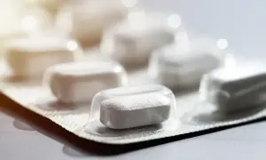 Białe tabletki w blistrze, gotowe do złagodzenia bólu. Skudexa na co? Na ból głowy, mięśni, zębów.
