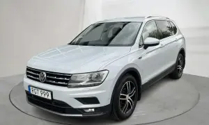 Vit Volkswagen Tiguan Allspace begagnad med snygga fälgar. Perfekt för familjen som behöver extra utrymme.