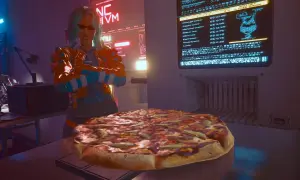 Cyberpunkowa dziewczyna z niebieskimi włosami i neonową kurtką, obok niej wielka pizza. Idealna na pizza party w stylu cyberpunk.