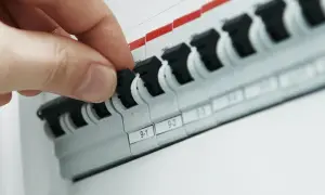 Jak sprawdzić bezpiecznik termiczny i uniknąć kosztownych awarii
