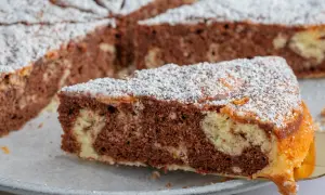 Ein saftiger Marmorkuchen, perfekt für jedes wolkenkuchen rezept. Mit Puderzucker bestäubt und bereit zum Genießen.