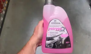 Różowy płyn chłodniczy Orlen Oil Petrygo Q. Czy pasuje do Toyoty? Ten uniwersalny płyn jest mieszalny z innymi.