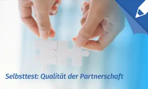 Zwei Hände fügen zwei Puzzleteile zusammen.
