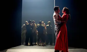 Para zmysłów w czerwieni i bieli, w tle tłum. Scena nawiązuje do tragicznego mitu o rodzie Labdakidów.