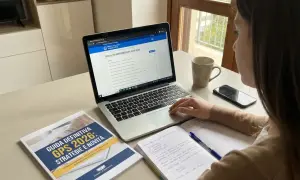 Ragazza che compila online le preferenze GPS 2026-2028, con guida e quaderno per un punteggio per accompagnamento.