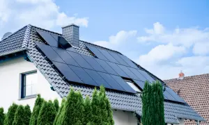 Paneles solares en tejado de casa, un detalle clave para el coste de instalación fotovoltaica.