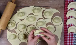 Przepis na ciasto pierogowe z maślanką – idealne na każde pierogi
