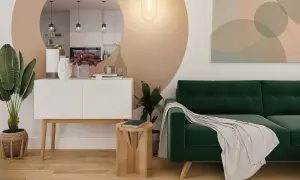 Sofá verde esmeralda y plantas crean una atmósfera de serenidad. La decoración verde aporta vida a este espacio moderno.