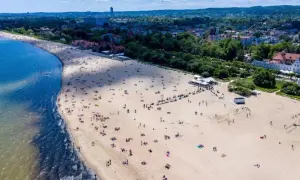 Gdzie nad morze pociągiem z Warszawy? Sprawdź najlepsze połączenia