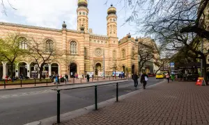Stora synagogan i Budapest, ett landmärke i de judiska kvarteren, med folk som promenerar på trottoaren.