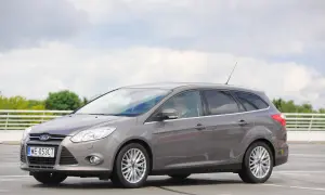 Szary Ford Focus MK3 kombi, z widocznymi reflektorami i felgami. Idealny do miasta i na wakacje, z pewnością z dobrymi żarówkami.