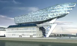 Nowoczesny budynek portowy w Antwerpii, stolicy diamentów, z fasadą przypominającą kryształy.