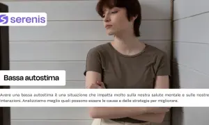 Ragazza con sguardo pensieroso, affronta problemi di autostima. Il testo parla di come la bassa autostima influenzi salute mentale e relazioni.