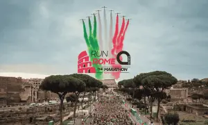 La Maratona di Roma, un evento imperdibile per chi ama correre a Roma, con aerei che disegnano il tricolore nel cielo.