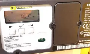 Cyfrowy licznik ciepła Elektrometal SA pokazuje 0013 m³. Dowiedz się, jak odczytać licznik centralnego ogrzewania.