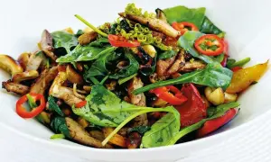 En läcker kyckling cashew-sallad med spenat, paprika och chili.
