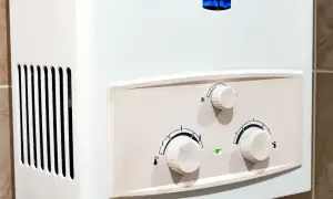 Ein weißer Durchlauferhitzer mit Reglern und Lüftungsschlitzen, bereit zum Entkalken.