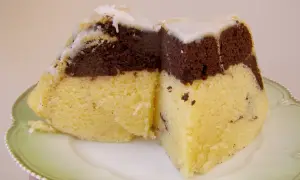 Pyszna babka gotowana z przepisu na dwa smaki: jasny i czekoladowy, polana lukrem.