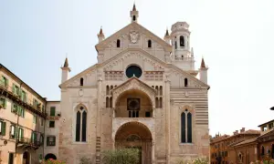Magnifica facciata di una delle chiese di Verona centro, con dettagli architettonici romanici e gotici.