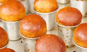 Babas au rhum dorés, prêts à être imbibés. Une étape clé de la recette baba au rhum.