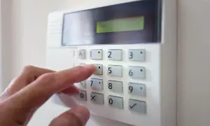Alarm w domu jak zrobić - proste kroki do skutecznego zabezpieczenia