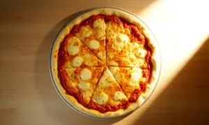 Ile kawałków ma pizza 32 cm? Zaskakujące różnice w pizzeriach