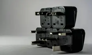 Stos wtyczek elektrycznych, symbolizujący problem z brakiem jednej fazy w domu.