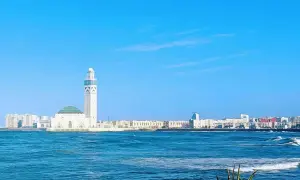 Meczet Hassana II w Casablance nad oceanem, z widokiem na miasto.