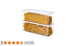 Dwa przezroczyste pojemniki z makaronem: spaghetti na górze, penne na dole.