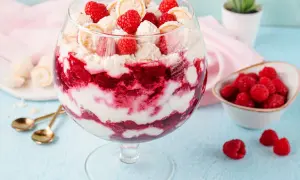 Raffaello Himbeer Dessert im Glas mit frischen Himbeeren und Kokosflocken.