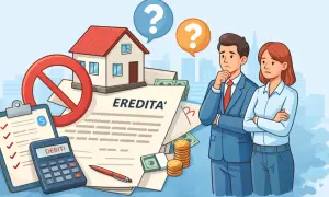 Coppia pensierosa valuta l'atto di rinuncia alla proprietà, con casa, debiti e denaro.