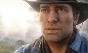 Arthur Morgan w kapeluszu i dżinsowej koszuli, zamyślony, na tle mglistego krajobrazu.