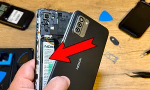 Wymiana baterii w telefonie Nokia. Czy przy wymianie baterii resetuje telefon? Narzędzia do naprawy leżą obok.