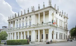 Prachtvolles Gebäude im Stil der Manierismus Architektur, mit Säulen, Statuen und italienischen Flaggen.