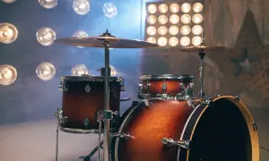 Perkusja w dymie, gotowa do wygrywania rytmów. Te instrumenty perkusyjne melodyczne czekają na swoje brzmienie.