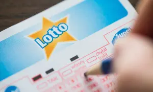 Ktoś wypełnia kupon Lotto. Czy rozwód a wygrana w loterii to miliony wchodzące w skład majątku wspólnego?