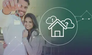 Coppia felice con chiavi di casa, simbolo di un investimento immobiliare. La quota capitale è la base per il futuro.